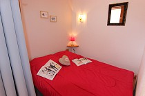 Val Thorens | Les Cimes De Caron - CC1302 - slaapkamer met lampje en 2-persoonsbed